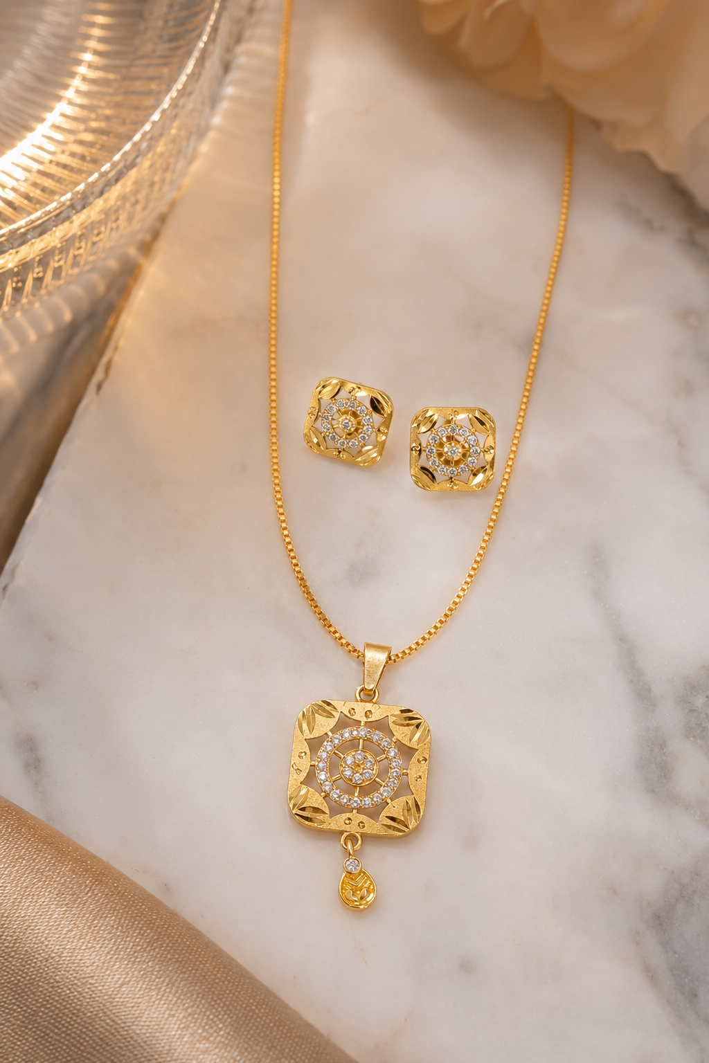 Belliza Jewells Royal Sparkle Gold Plated Pendant Set
