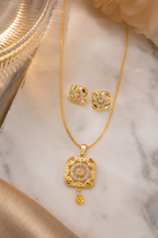 Belliza Jewells Royal Sparkle Gold Plated Pendant Set